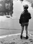 361198 Afbeelding van een vissend jongetje.